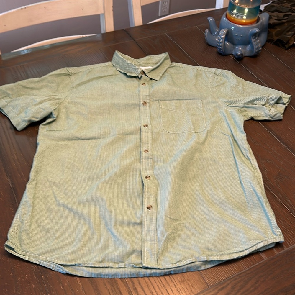 Old Navy Men’s Short Sleeve Button up Dress shirt.  Size L.  Green Gingham.